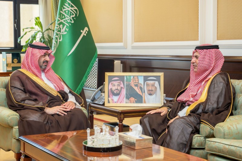 نائب أمير تبوك يستقبل مدير عام فرع المركز الوطني للرقابة