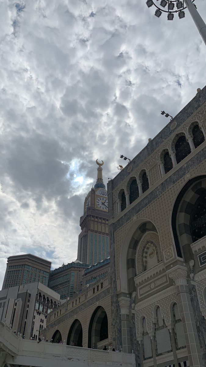 سحب موسمية تُلطّف أجواء مكة وتنعش المشهد المناخي