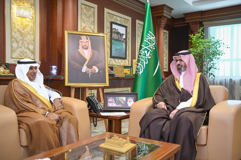نائب أمير جازان يستقبل شيخ شمل جزر فرسان وعددًا من أعيانها