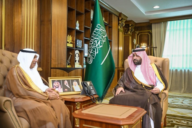 أمير جازان يستقبل شيخ شمل جزر فرسان وعددًا من أعيان المحافظة