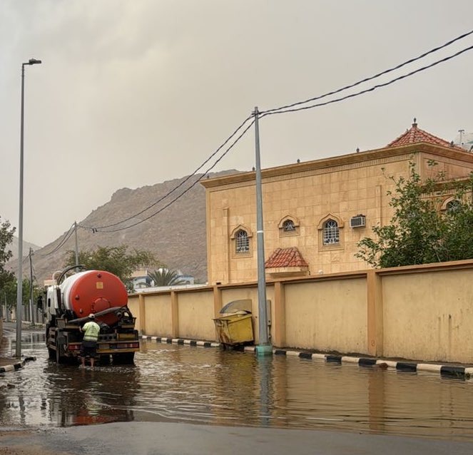 أمانة نجران تكثف أعمال تصريف مياه الأمطار في مواقع متفرقة