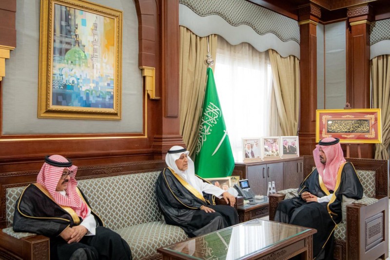 أمير المدينة يطّلع على مشاريع ينبع الصناعية ويشيد بمنجزات الهيئة الملكية