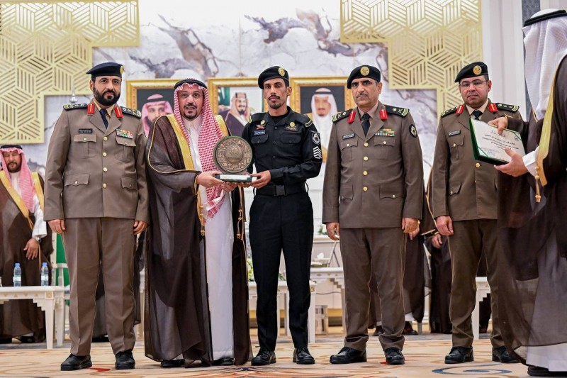 أمير القصيم يكرّم رجل الأمن سلطان المطيري