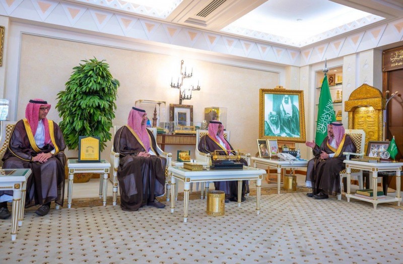 أمير القصيم يستقبل رئيس غرفة القصيم ويتسلّم تقريرها السنوي