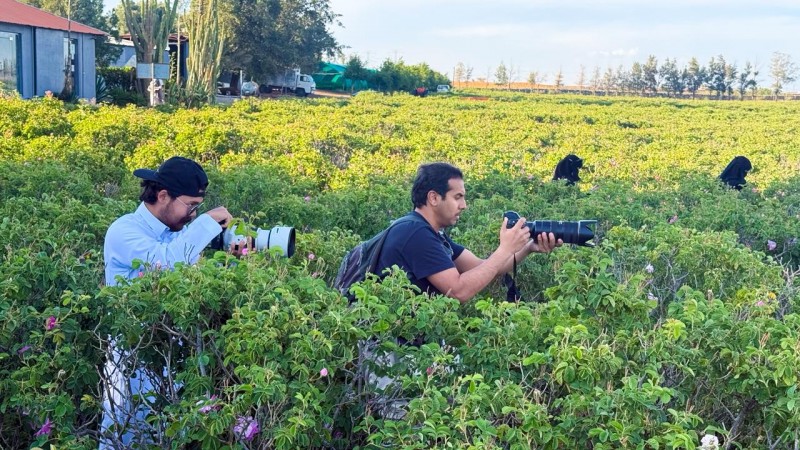 زيارة توثيقية لنادي عسير الفوتوغرافي إلى مزرعة الورد الطائفي في أبها
