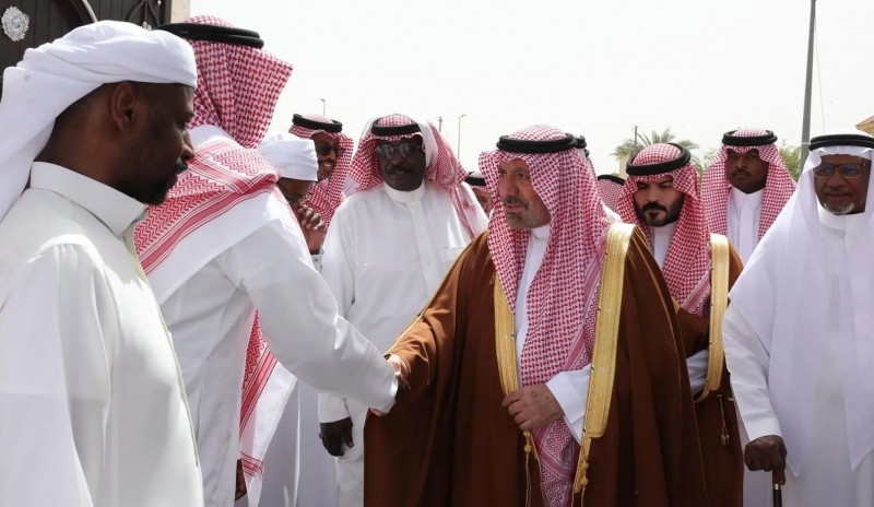 أمير نجران يواسي آل جيدة في وفاة معرف السُمّران يام