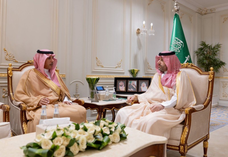 نائب أمير الحدود الشمالية يستعرض جهود الهلال الأحمر في تقديم الخدمات الإسعافية