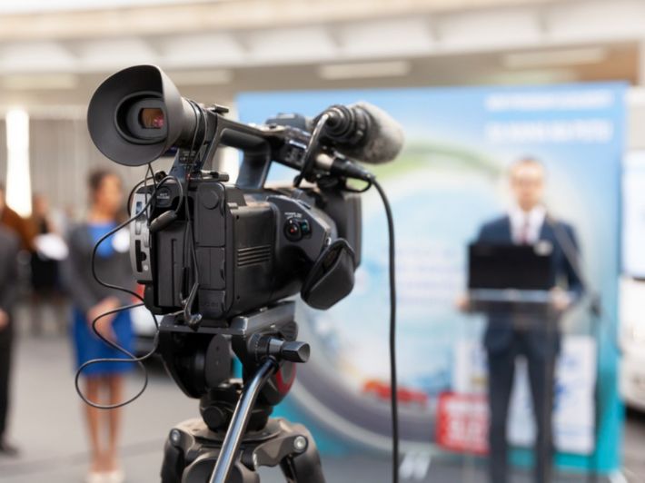 الصحفي والإعلامي: ما الفرق بينهما ولماذا يختلط المفهومان؟