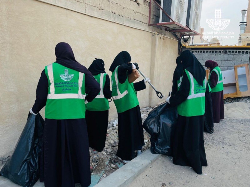 بلدية القطيف تطلق تراث الديرة 80 متطوعًا لإزالة الملوثات البصرية