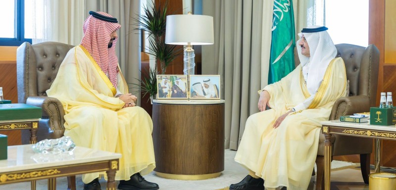 بلدية القطيف تطلق تراث الديرة بمشاركة 80 متطوعًا لإزالة الملوثات البصرية