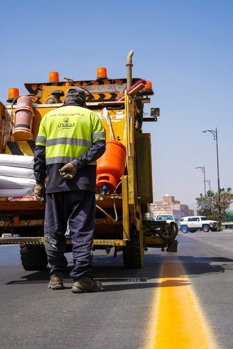 أمانة نجران تنفذ أعمال دهانات حرارية في طريق الملك عبدالعزيز