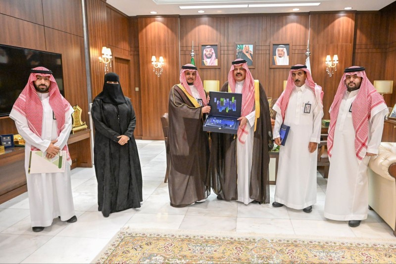 أمير حائل يستعرض مشاريع الأمانة ويتسلم تقرير مؤشر المدن الذكية