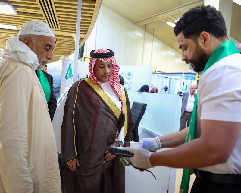 القنصل العام ومدير الحج يطّلعان على خدمات طريق مكة في كراتشي