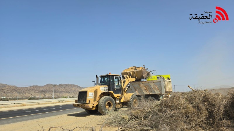 بلدية بحر أبو سكينة تواصل إزالة التشوهات البصرية على الشارع العام