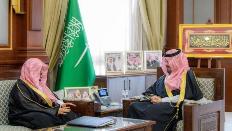 أمير المدينة يطلع على مبادرات تطوير التعليم ومؤشرات الأداء بالمنطقة