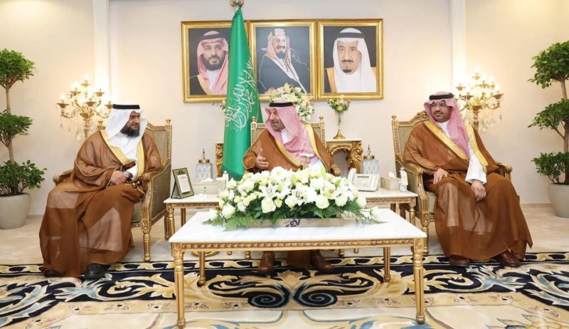 أمير نجران يسلّم وثائق تملك وحدات سكنية للأسر المستحقة