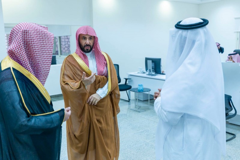 وزير العدل في جولة تفقدية على محاكم جدة ويستمع للمستفيدين
