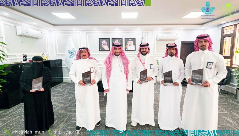 رئيس بلدية النعيرية يكرم فريق تحسين المشهد الحضري تقديرًا لجهودهم المتميزة