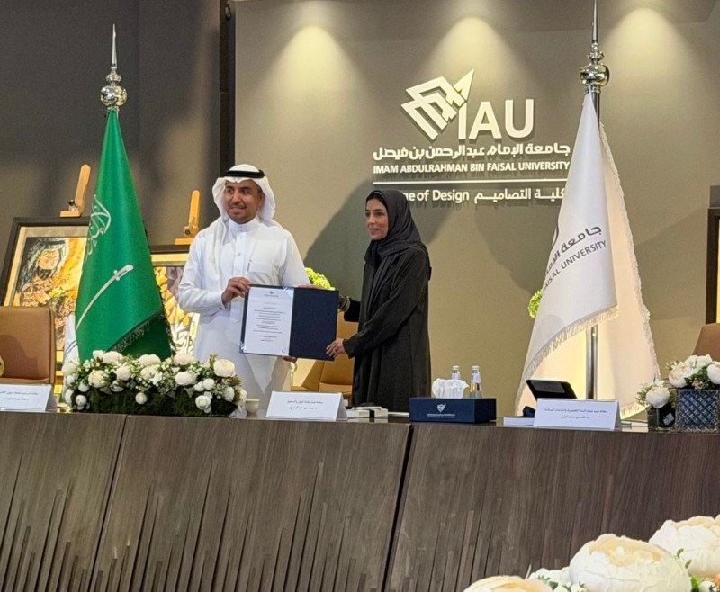 تكريم مستحق لعميدة كلية التصاميم بعد نجاح استضافة اللقاء التشاوري