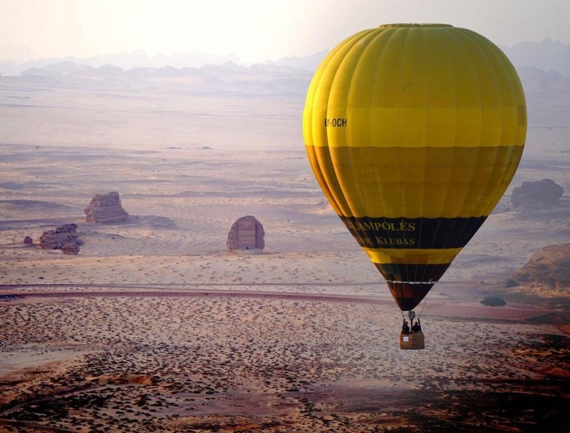 رحلات المناطيد في العُلا تُبرز الحِجر وتُعزّز سياحة المغامرات