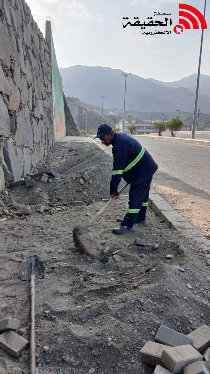 بلدية بحر أبو سكينة تواصل أعمال الأرصفة في الطرق الرئيسية والفرعية
