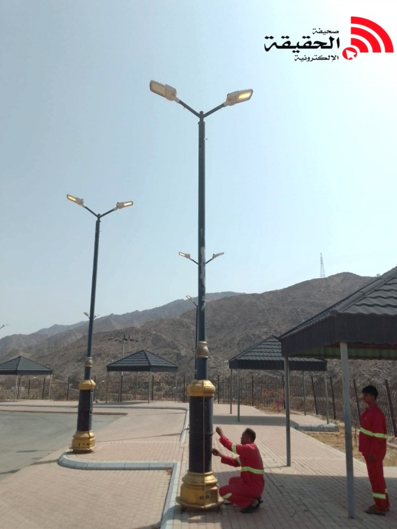 بلدية بحر أبو سكينة تواصل صيانة أعمدة الكهرباء في الحدائق