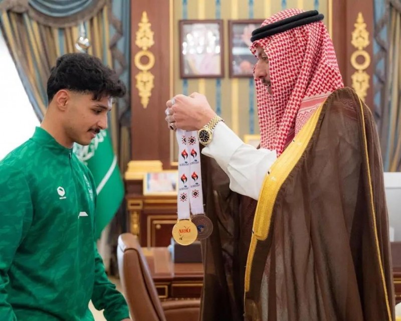 نائب أمير المدينة المنورة يكرّم العمري ويحفّز مواصلة التألق الدولي