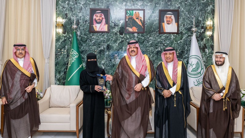 أمير حائل يرعى جائزة التميز الوظيفي ويكرّم الفائزين