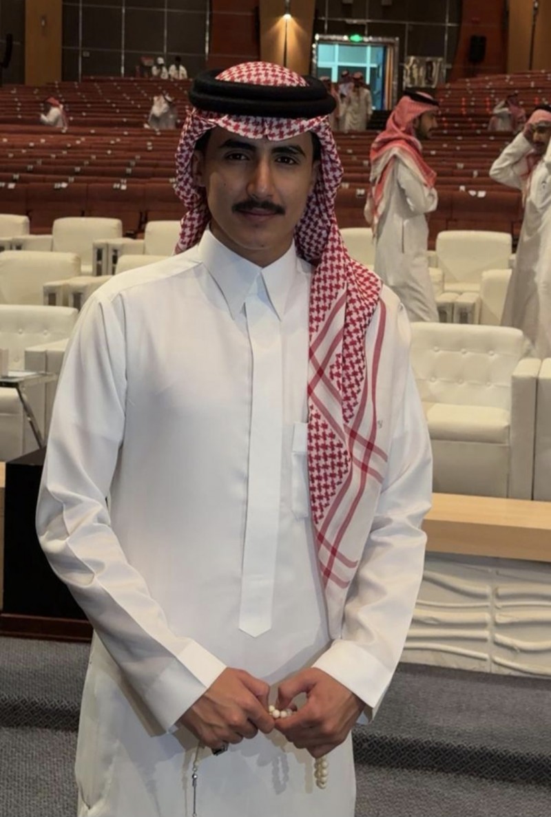 إبراهيم آل مانع يهنئ أحمد الغانمي بتخرّجه مساعد مهندس مدني