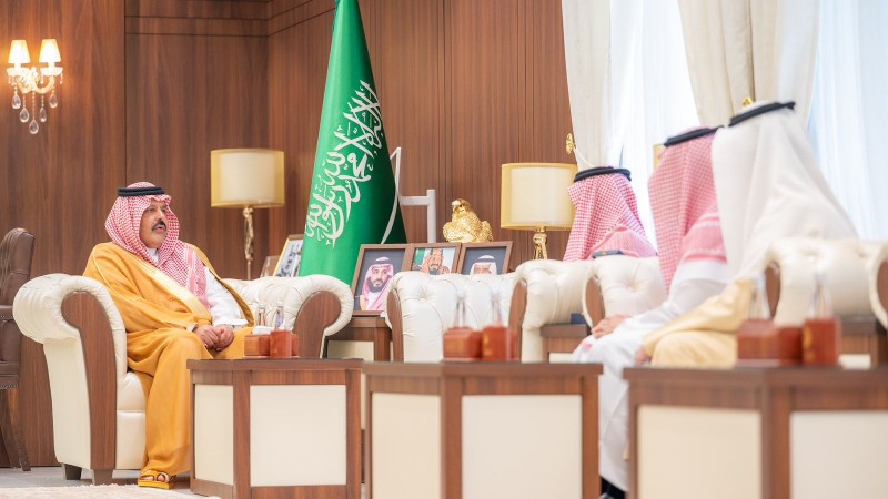 أمير حائل يطّلع على زراعة الزعفران بمنتجع حائل الريفي