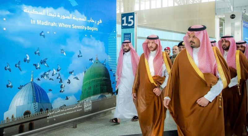 أمير المدينة يقف على جاهزية مطار المدينة لخدمة الحجاج