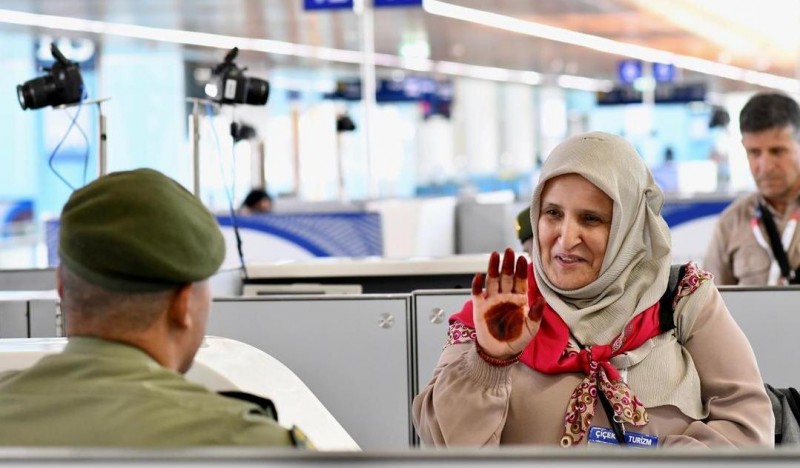 الجوازات تستقبل أولى رحلات حجاج المغرب في المدينة المنورة