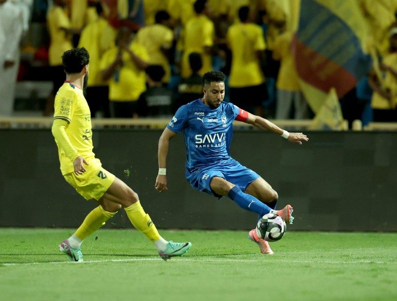 الهلال يفرض سيطرته بثلاثية نظيفة على الحزم