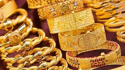 الذهب يرتفع مع تراجع النفط  والأسهم تتباين