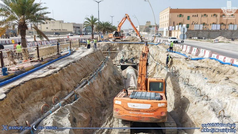 بلدية الخفجي تنفذ مشروع ربط شبكات تصريف الأمطار بمحطة حي الخزامى