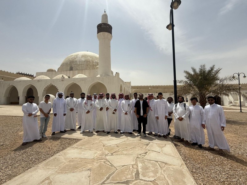 جامعة الإمام عبدالرحمن بن فيصل تنظم رحلة علمية لزيارة مساجد تاريخية