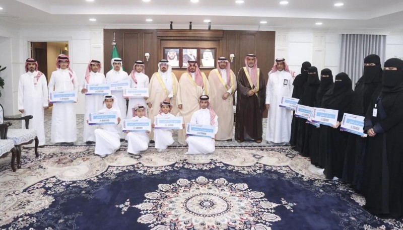 نائب أمير نجران يكرّم 20 طالبًا وطالبة تميزوا في مبادرة منافس