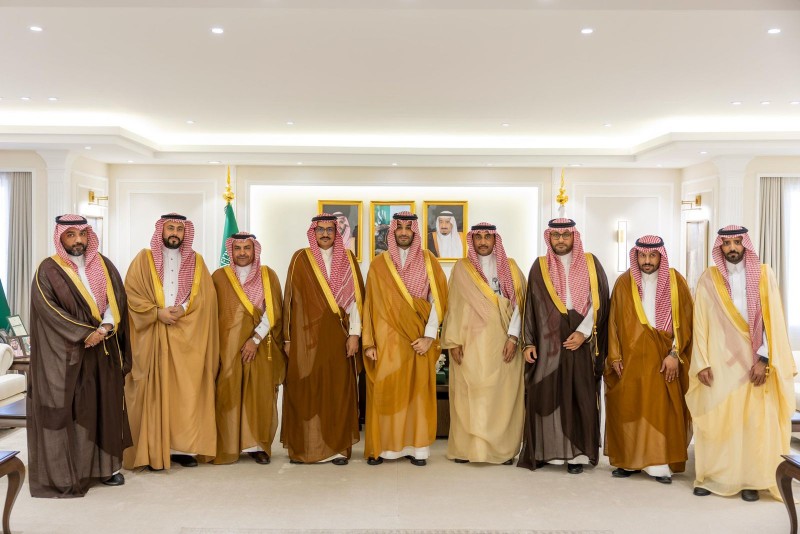 نائب أمير الجوف يطّلع على جهود اللجان العمالية