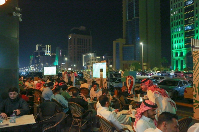 الخبر.. مدينة لا تنام ومقاهي تنبض بالحياة حتى المساء