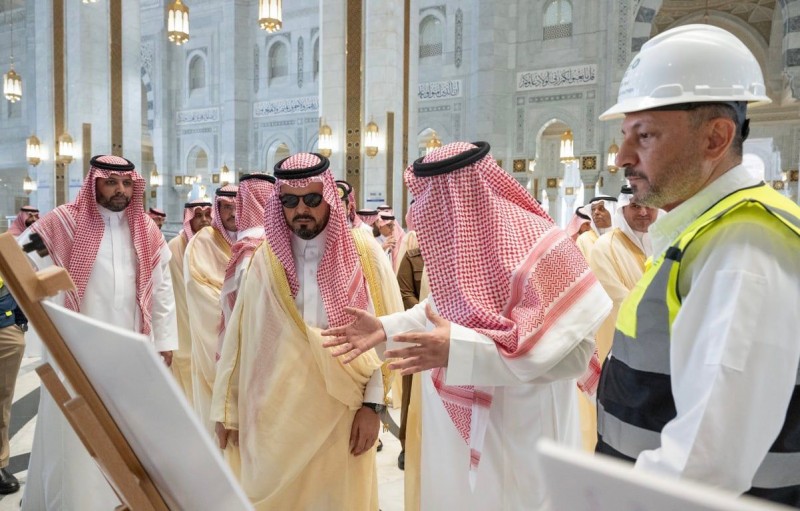 نائب أمير مكة يتفقد مركز استقبال الحجاج ويزور المسجد الحرام
