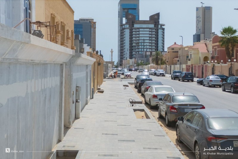 بلدية الخبر تواصل أعمال تطوير وأنسنة شارع 13 بحي اليرموك