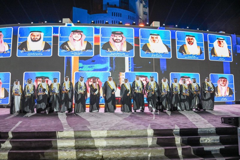 أمير حائل يكرّم المتفوقين من خريجي جامعة حائل