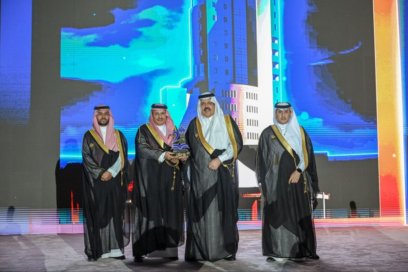أمير حائل يكرّم الرعاة وشركاء النجاح لحفل تخريج جامعة حائل