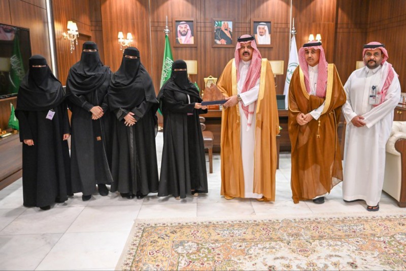 أمير حائل يطّلع على أعمال جمعية أجا النسائية