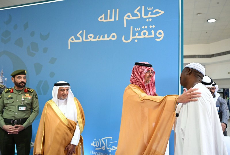 محافظ جدة يستقبل ضيوف الرحمن القادمين عبر ميناء جدة الإسلامي