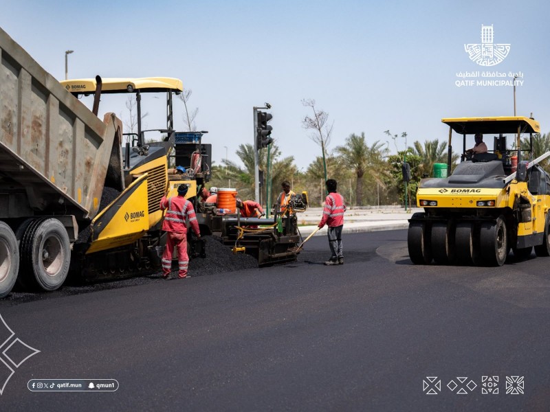 بلدية القطيف تواصل تطوير شارع الملك عبدالعزيز