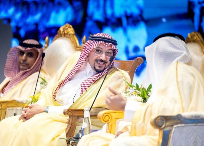 أمير القصيم يرعى تخريج الدفعة التاسعة بكليات عنيزة الأهلية