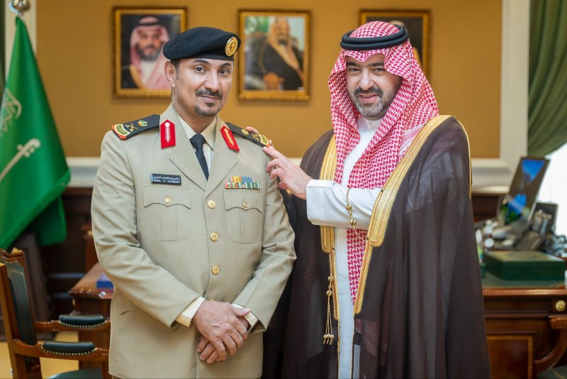 نائب أمير تبوك يُقلّد قائد أمن المنشآت رتبته الجديدة