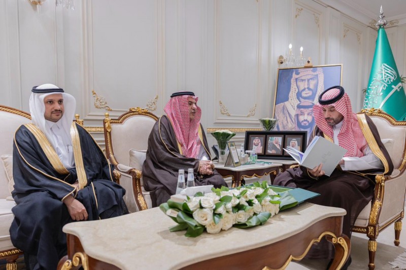 نائب أمير الحدود الشمالية يتسلم التقرير السنوي لمركز الالتزام البيئي