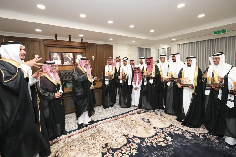 أمير نجران يهنئ خريجي أول دبلوم تقني لفئة الصم أمير نجران يهنئ خريجي أول دبلوم تقني لفئة الصم